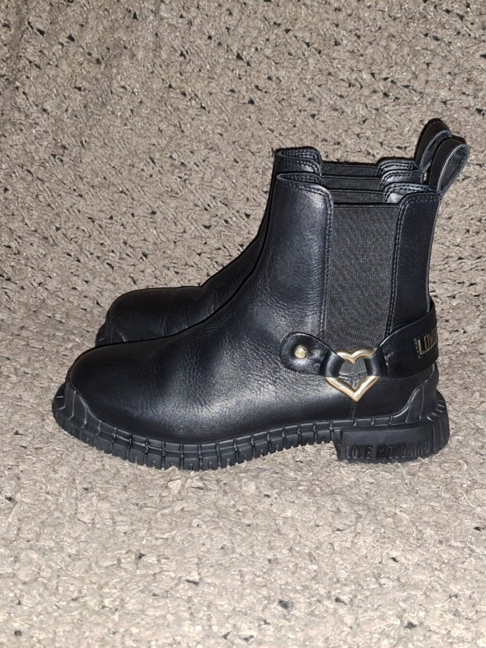 LOVE MOSCHINO-Black Leather/Gold Hearts/Gold Lettering-Sz 37-Near Mint - Picture 2 of 8